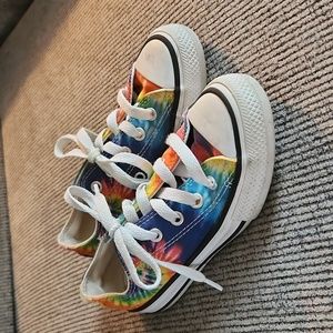 Kids size 11 low top converse